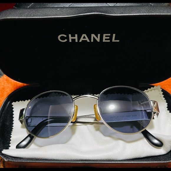 Chanel round glasses like new with case. - Picture 8 of 9